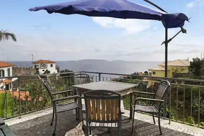 Image de Maison de vacances \"Casa T2\" avec vue sur la mer, terrasse privée et Wi-Fi.