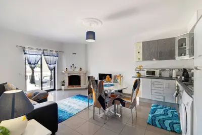 Image de Appartement de vacances \"Paradise Fuseta T2\" avec vue sur les montagnes, piscine partagée et Wi-Fi.
