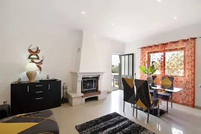 Image de Appartement de vacances \"Paradise Fuseta T2\" avec vue sur les montagnes, piscine partagée et Wi-Fi.