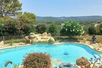 Image de Agreable villa au calme, vue exceptionnelle, à 10 min à pied du centre village.