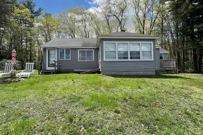 Image de 4 bedroom 1 bath. Large Yard, Short walk to public beach.