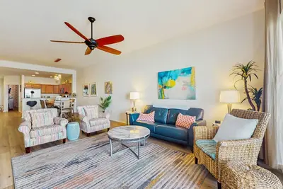 Image de Dog-friendly bayfront 4th-floor condo with bay views, heated pool, pool spa, W/D