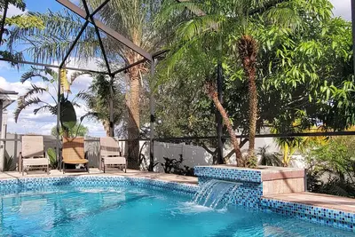 Luxury home with heated pool & hottub, convenient for golfing & amusement parks.