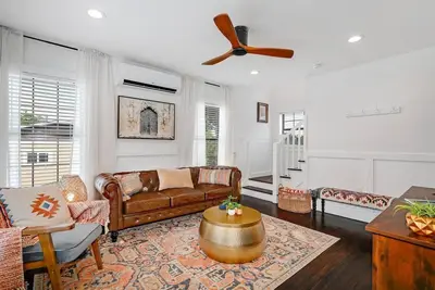 Image de Stylish townhome, prime location, pet friendly