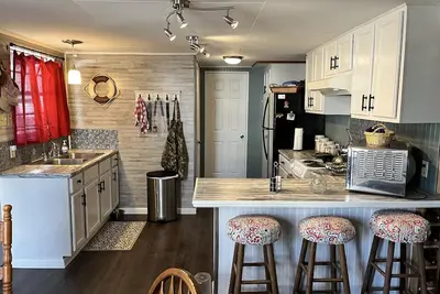 Image de Cozy, private, rustic-modern cabin, a doorway to fine fishing and lake fun!