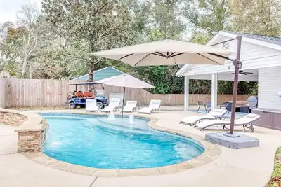 Image de Pool with Heating option! 6-seater Golf Cart &GameRoom! Walk to Beach &Downtown!