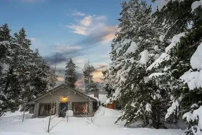 Image de Walk to Yellowstone Log Cabin w/Shop & Hot Tub 8-10 ppl