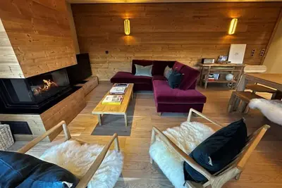 Image de Vue panoramique, terrasse, balcon, cheminée ou poêle à bois, parking, télévision, casier à ski, 85m²