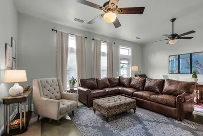 Image de Spacious Carriage House w/private balcony in the heart of downtown Pensacola