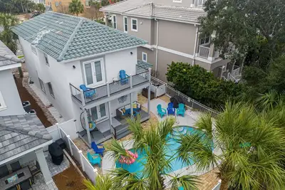Image de Beach House! 3 Min Walk to Private Beach. . Pickleball. . Golf Cart. . Heated Pool!