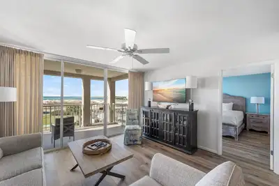 Image de 2br Condo + Private Balcony + Seasonal Beach Service | Magnolia House 303