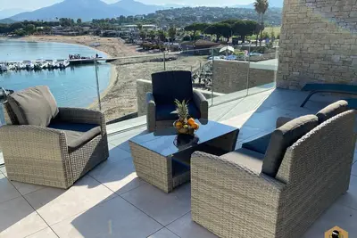 Image de Appartement terrasse les pieds dans l'eau Ă Porticcio