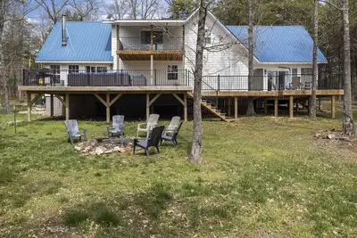 Image de Spacious and Private. Fire pit, game room. Ample parking. King beds!