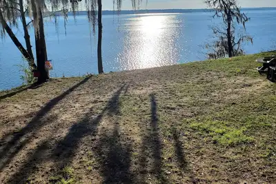 Image de Private lake front home with gorgeous views. Pet Friendly.