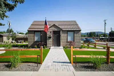 Image de Bright centrally located home with a washer/dryer, central Ac, and a deck
