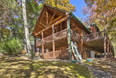 Image de Lake Nottely Lakefront Log Cabin! *Hot Tub* Dock*Fire Pit*