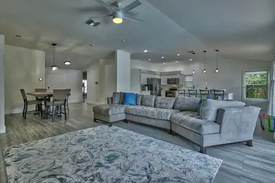 Image de Relaxing Pool Home w/lake- Centrally Located