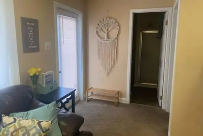 Image de 2 Separate Units in one Building w\/ Private Entrances and Parking