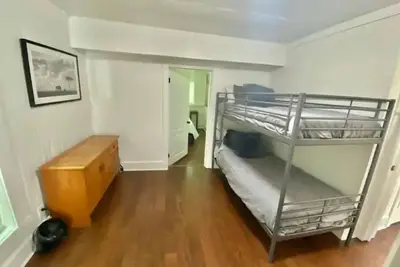 Image de Quiet downtown street near Utc