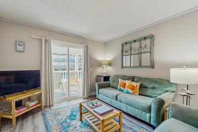 Image de Updated condo with pool access, easy beach access & private balcony