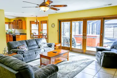 Image de Creek-side home with private hot tub, game room, firepit, deck & mountain view