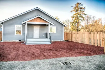 Image de Companionable house with central Ac, washer/dryer, firepit, gas grill, & patio