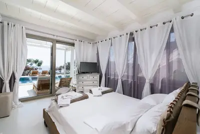 Image de Villa Olympia - a palm trees paradise in front of the sea.