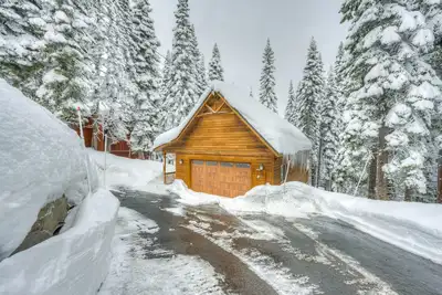 Image de Charming tree-lined chalet, W/D, & game room - dog friendly