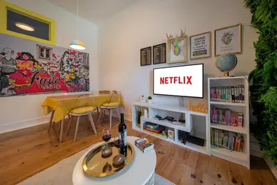 Image de Travel Themed Home | A/C | Balcony | Loft | Office