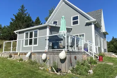 Image de Renovated 150 year old house, snuggled in the cove with ocean views