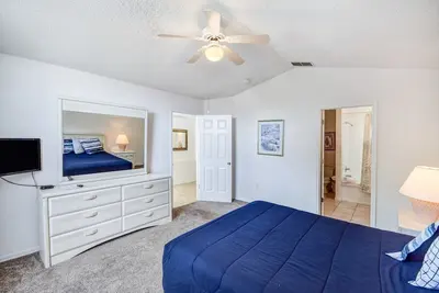 Image de Relaxing house with pool 15 minutes to Disney. 5 minutes to dining and shopping.