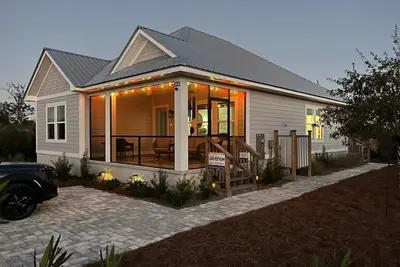 Image de Watershed Cottage Is A Beautiful New 3bd/2ba Home! Steps To Beach, Pet Friendly!