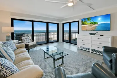 Image de Updated direct oceanfront condo with a balcony, beachfront heated pool and beach access