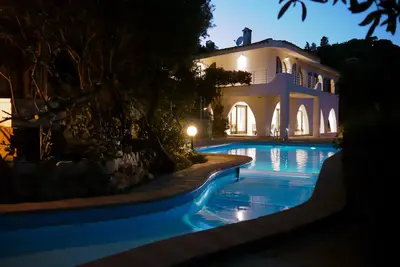 Image de Elegant manor house with swimming pool and breathtaking sea views