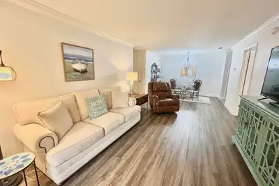 Image de Gated condo near beaches, shops and dining