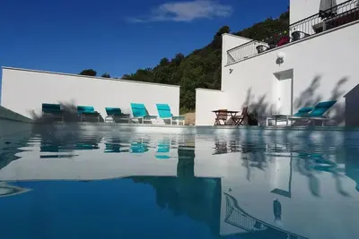 Image de \"Villa Limounie\" avec piscine chauffée et salles de bains privées