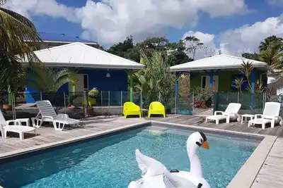 Image de Villa F2 au centre de l'Ile, avec piscine et jardin, quartier calme