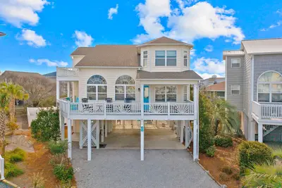 Image de Tranquil dog-friendly home with pool, balcony, central Ac, & washer/dryer