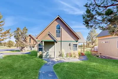 Image de Beautifully updated, golf-course-front chalet with deck, pools, hot tubs & gyms