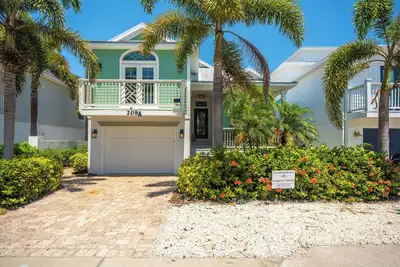 Image de Family vacation home one block to beach with pool