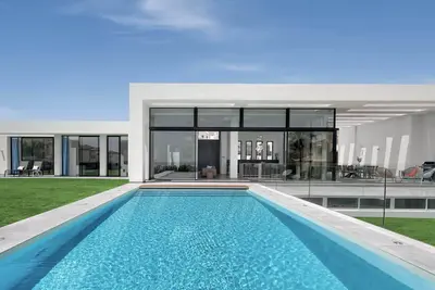 Image de Brand new villa with sea views. Private gym. Walk to beach, restaurants.