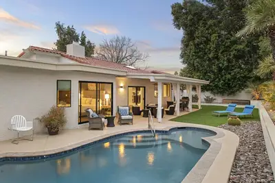 Image de Perfectly Located Spacious Home with Heated Pool