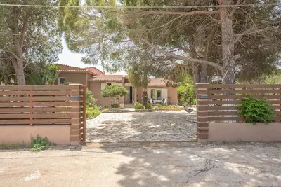 Image de Castle's nest 2-Relaxing in an olive grove