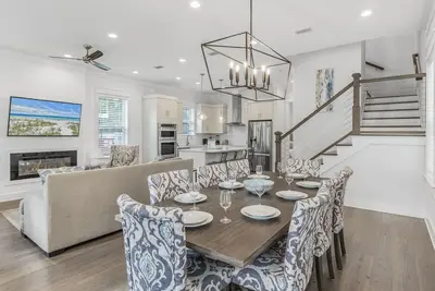 Image de 30a Beach House - Pet Friendly, Sleeps 17, Pool, Free Golf Daily, Golf Cart Incl