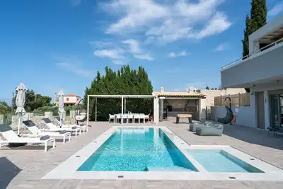 Image de Free Breakfast/heated Pool/Playground/5km from Sea