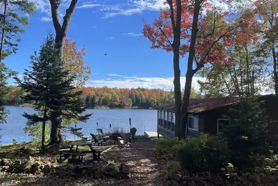 Image de Cozy Adirondack cabin with private dock and kayaks, feet from Adirondack Lake
