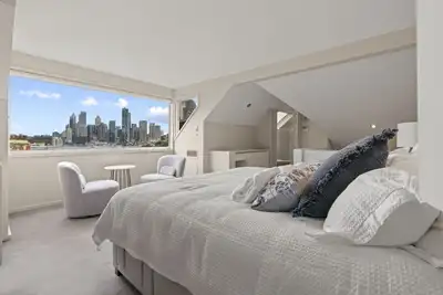 Image de Firework View Location! Classic 4-Level Terrace Style Living in Kirribilli