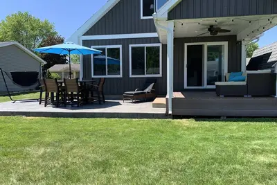 Image de Completely renovated water front lake house with access to 5 lakes!
