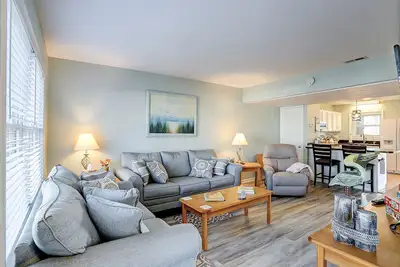 Image de Dog-friendly corner townhome with deck & patio - walk to the beach & town