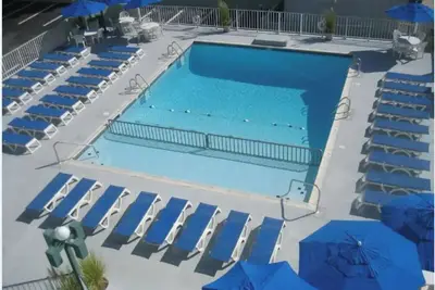 Image de Location Location! ! 1 block to the beach w/Heated Pool, private bedroom/kitchen